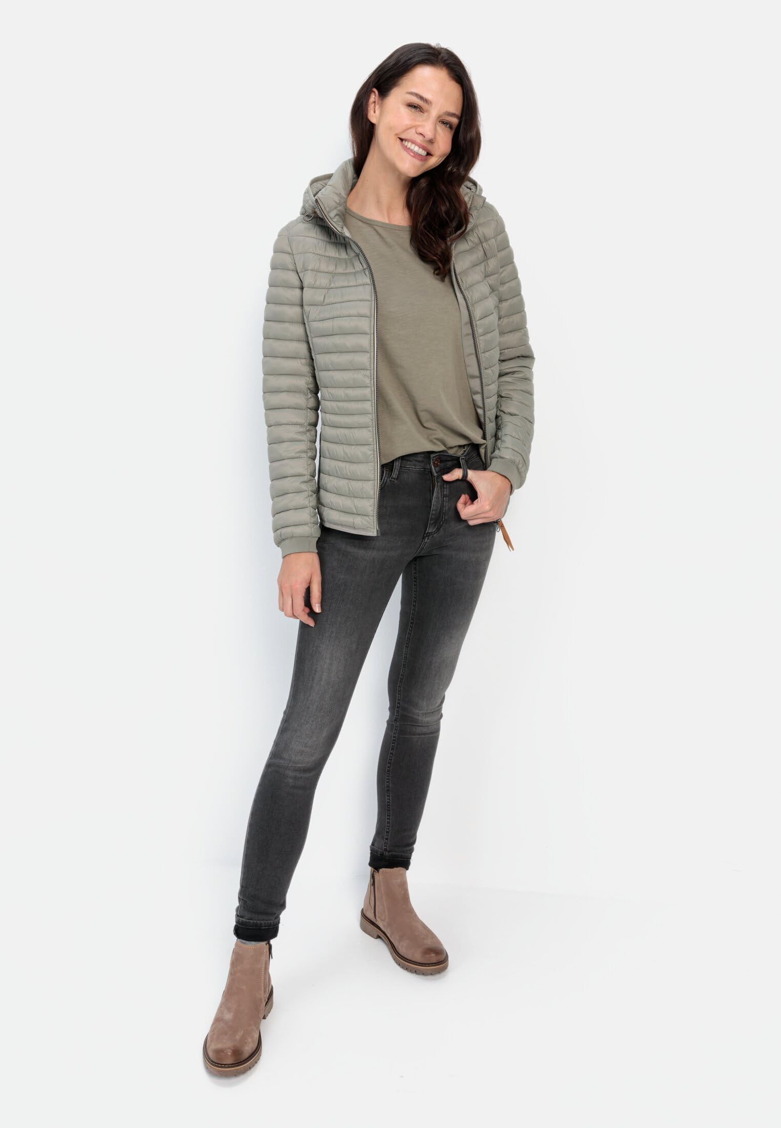 camel active Damen Leichte Steppjacke mit Kapuze | Winddichte und wasserabweisende Übergangsjacke mit 2-Wege-Reißverschluss und abnehmbarer Kapuze