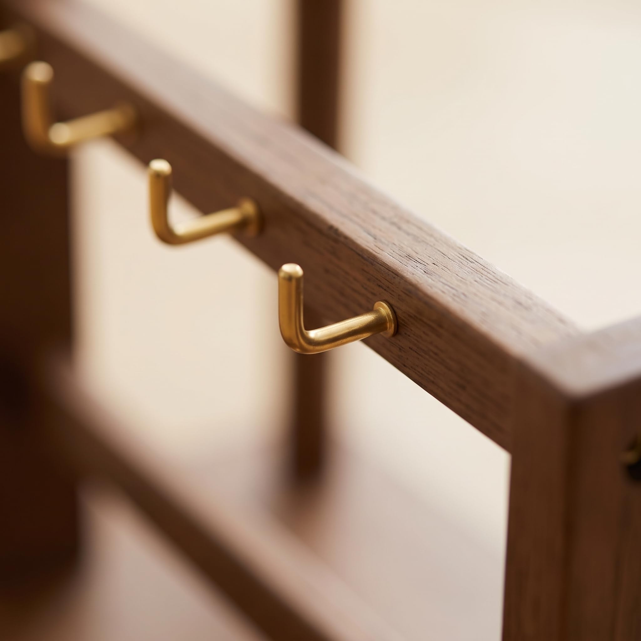 TISHITA Support à Bijoux Table avec ux Tiges Suspendues et Plateau Intégré pour Rangement sans Encombrement sur Comptoir, Noyer, deux barres, Grand, 35x20x25.3cm