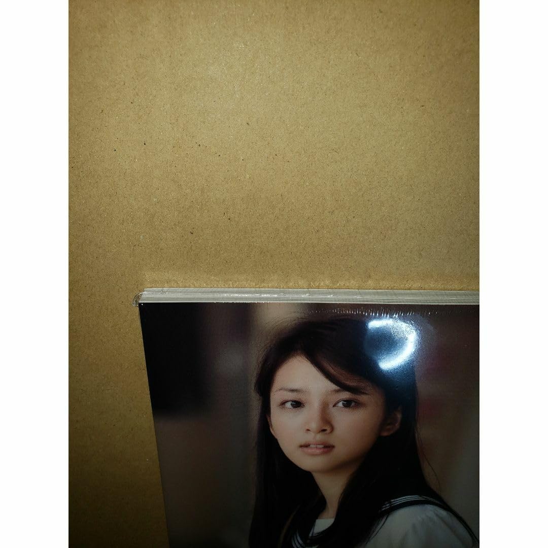 Amazon.co.jp: 武井咲 写真集 風の中の少女 サイン入 : おもちゃ