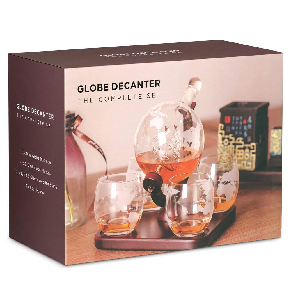 Maverton Ensemble de Carafe en verre 4 Verres Gravés - Idee Cadeau homme original - Cadeau anniversaire homme - 850 ml Carafe Globe - Cadeau Noel - Le monde est à vous