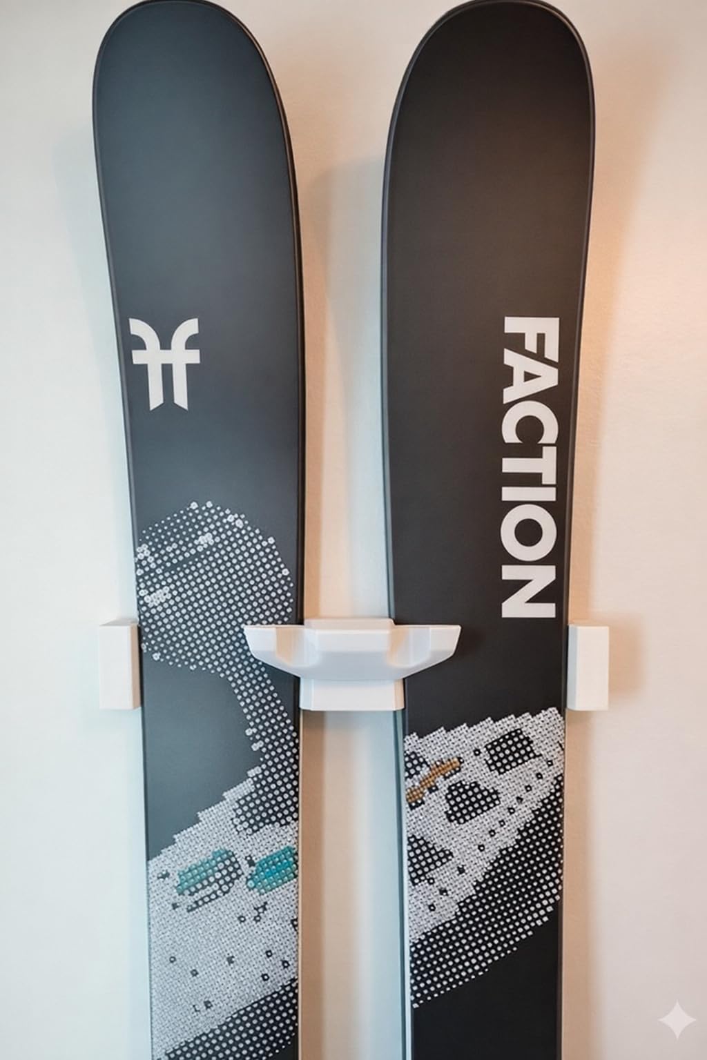 Ski Wandhalter / Wand Skihalter mit TPU-Kantenschutz | Vertikale Ski- & Skistock Halterung | Platzsparend & stilvoll – präsentiert deine Ski wie im Showroom | inkl. Marken-Montageset | 3D-Druck