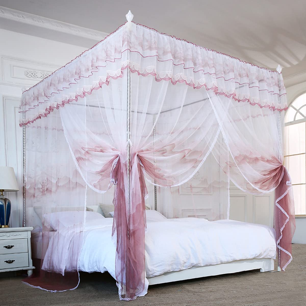 Installé sur le lit cet auvent moustiquaire rose protège et décore votre chambre
