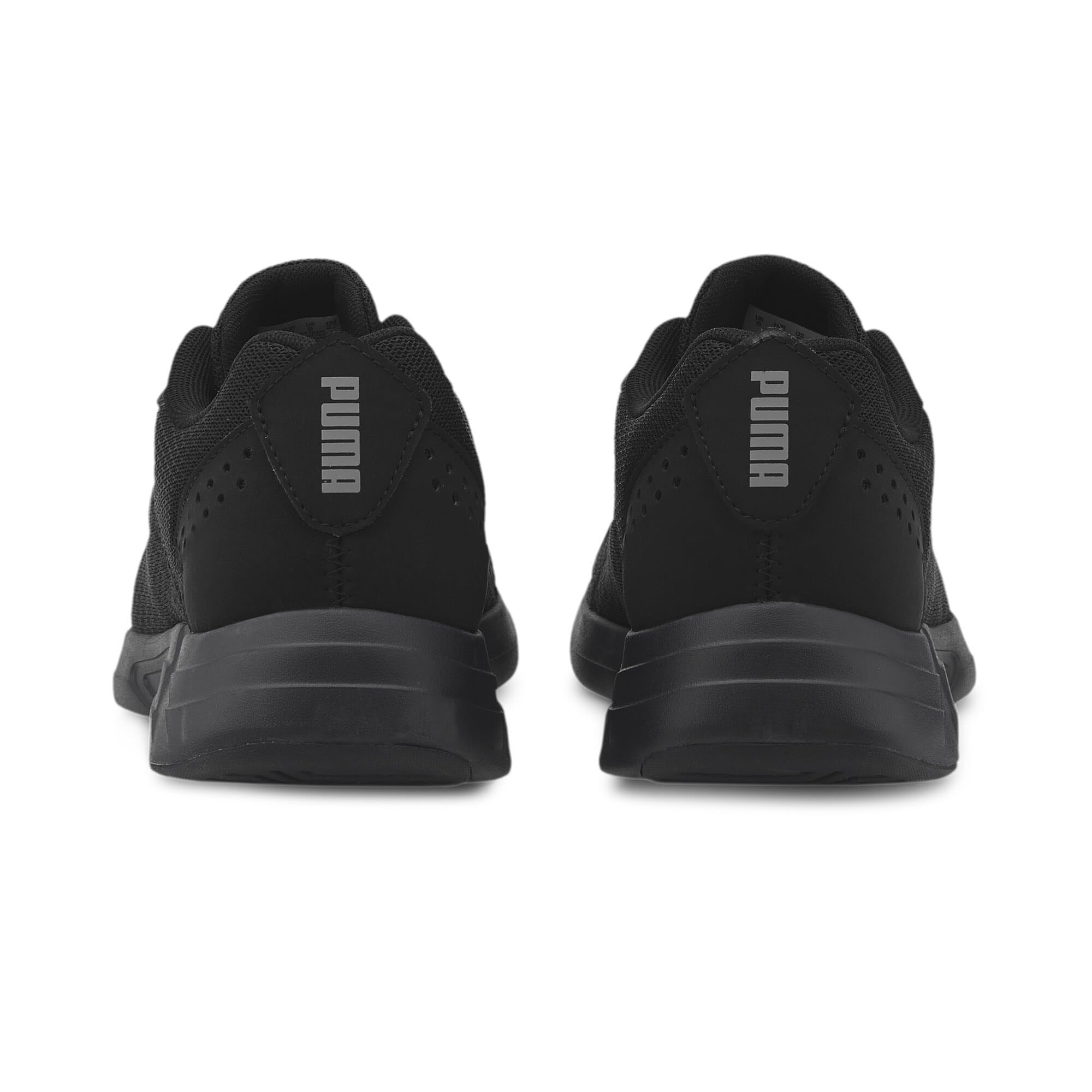 「PUMA スペースランナー/ALT」のサイドビュー、軽量性とモダンなデザインを強調