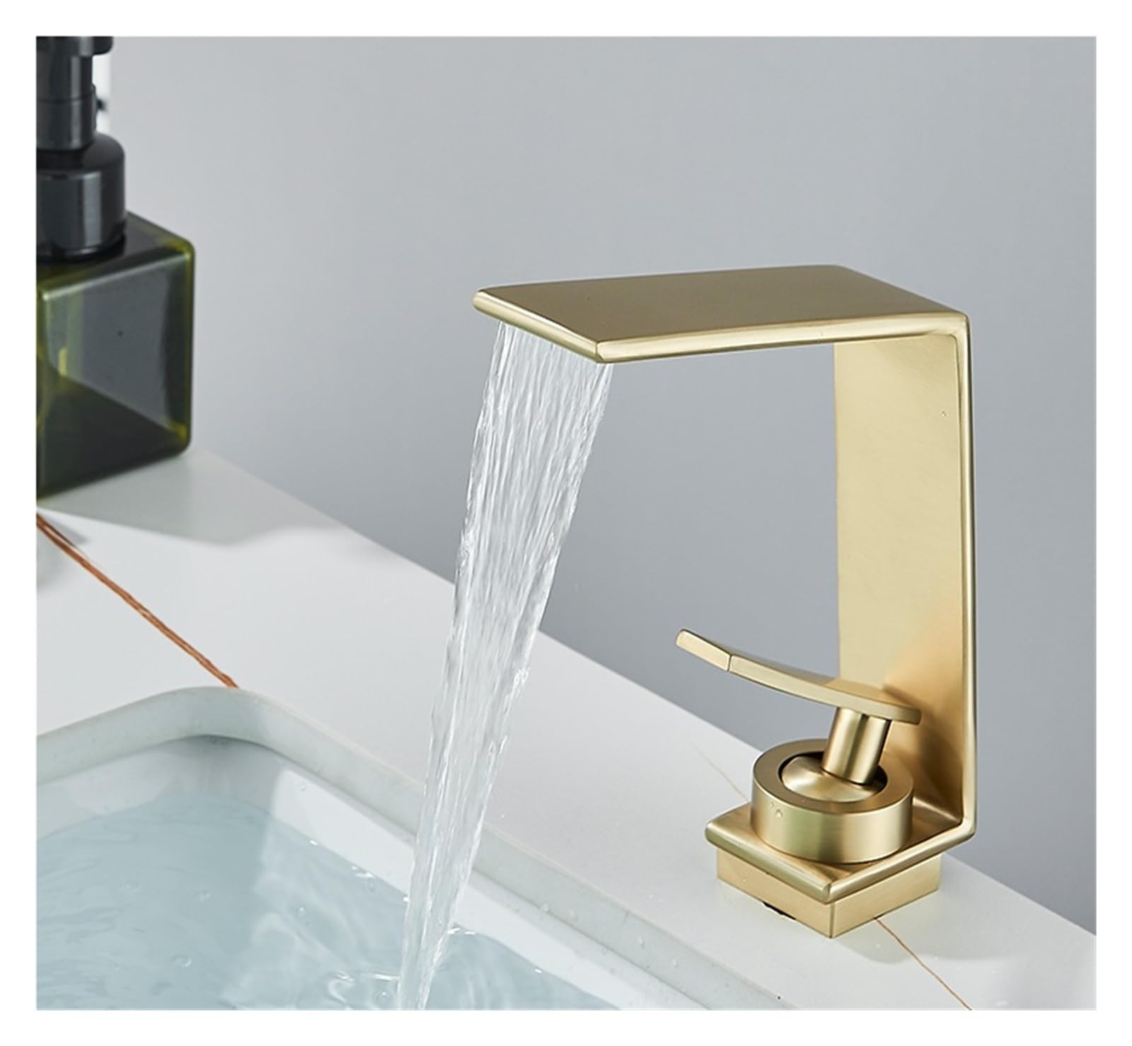 Robinet mitigeur lavabo cascade pour une salle de bains moderne et relaxante