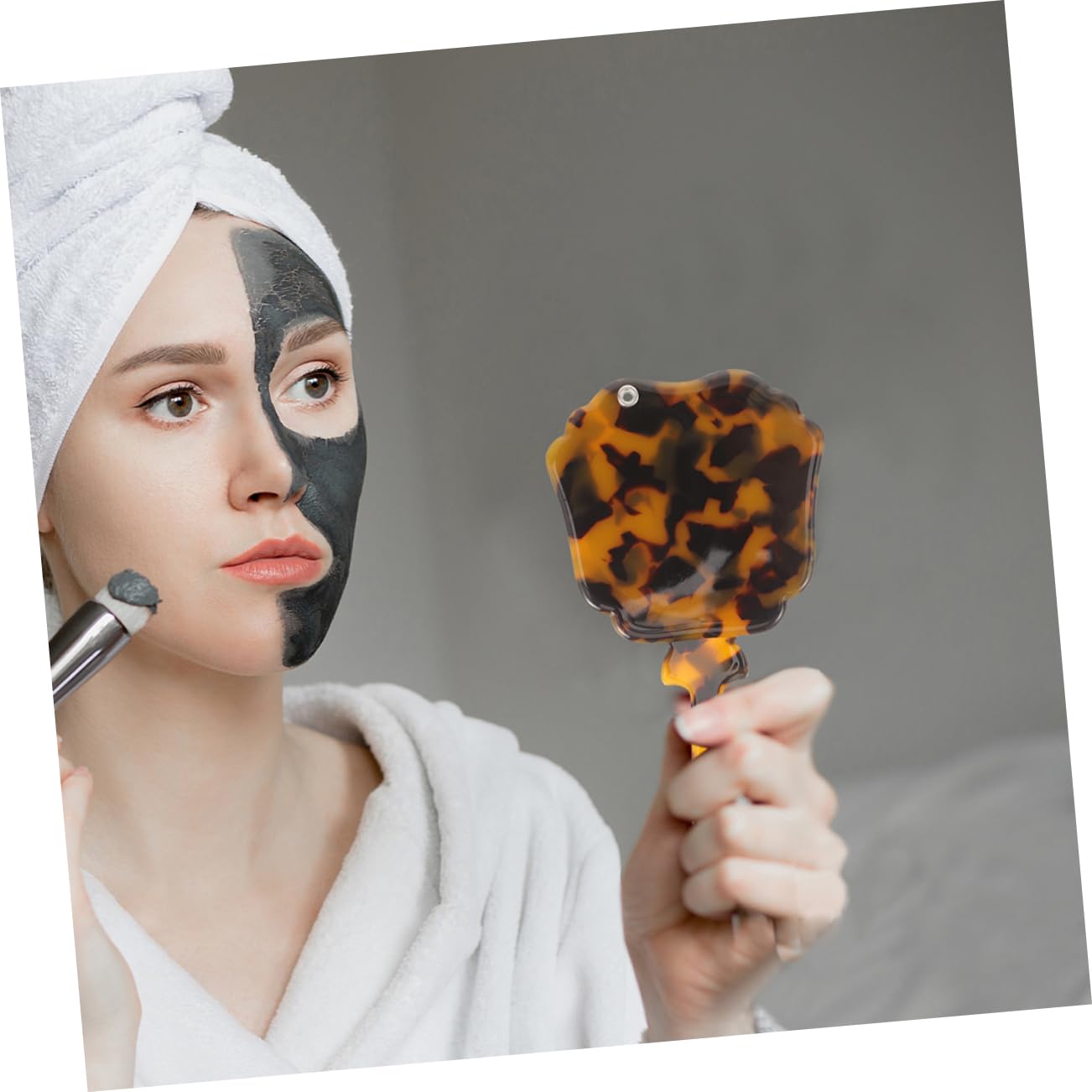 FOYTOKI 2Pcs Retro Hand Held Makeup Mirrors Portable Chic Decorative Mirrors Lightweight Tortoiseshell Design for Easy Carrying for Makeup Bedroom Bathroom and Travel