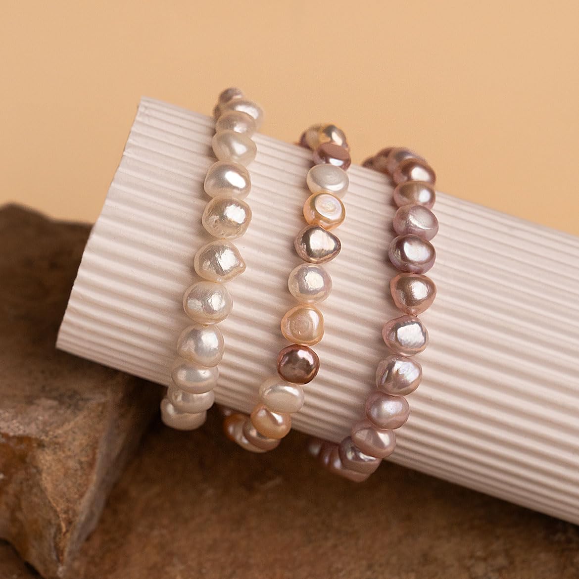 Secret & You Perlenarmband mit weißen oder bunten barocken Süßwasserzuchtperlen - Perlen sind 8-9 mm 22 Perlen insgesamt -18cm Elastisches Band - In verschiedenen Farben erhältlich