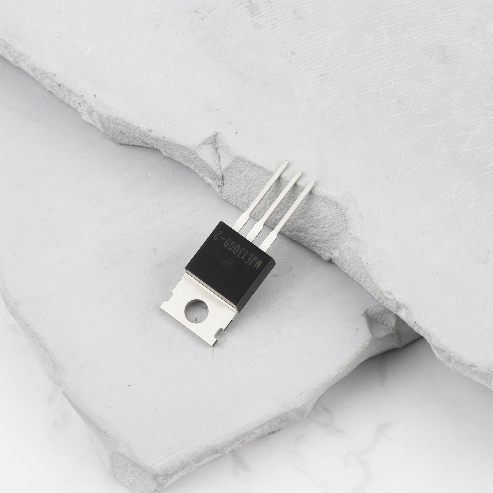 MJE13009 Transistor Di Potenza NPN 700V 12A 100W TO-220 Bipolare Commutazione
