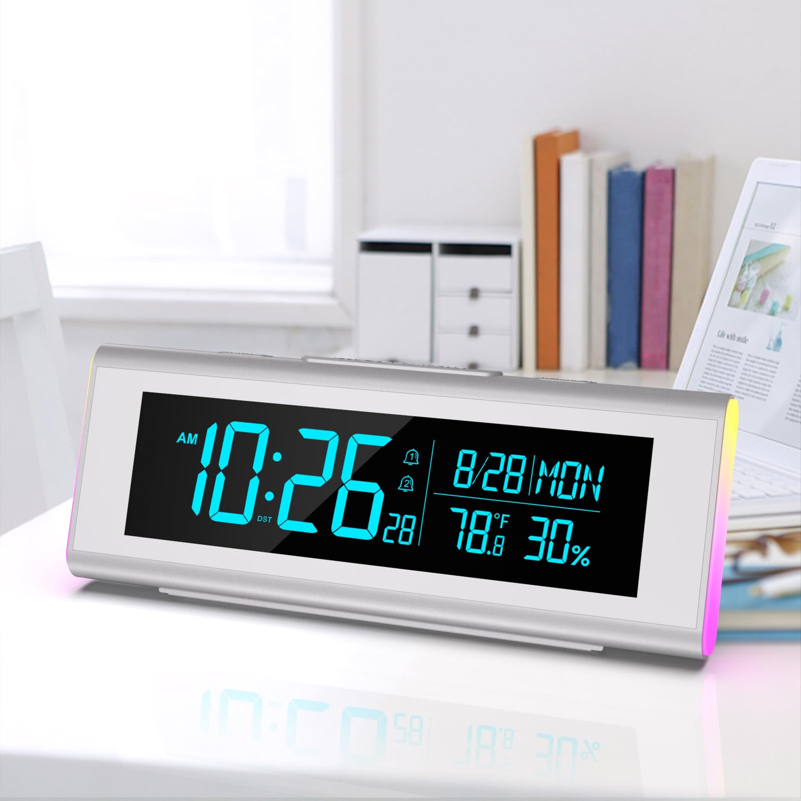Reloj despertador digital plateado con pantalla LED y alarma para mesita de noche