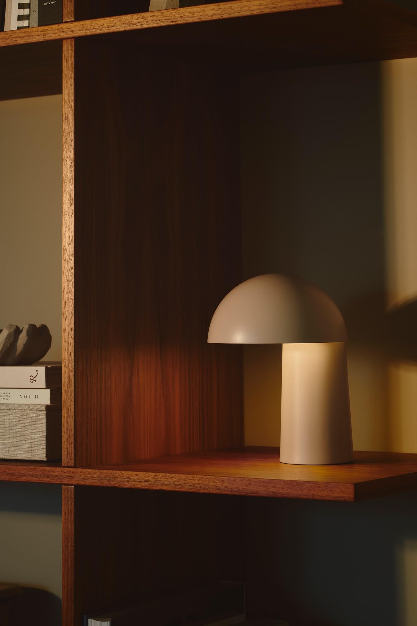 DTFP Faye Portable Tischlampe | Wiederaufladbare LED-Leuchte | Dimmbares Licht | Batteriebetrieben | USB-C-Ladekabel inklusive | Modernes skandinavisches Design | Beige