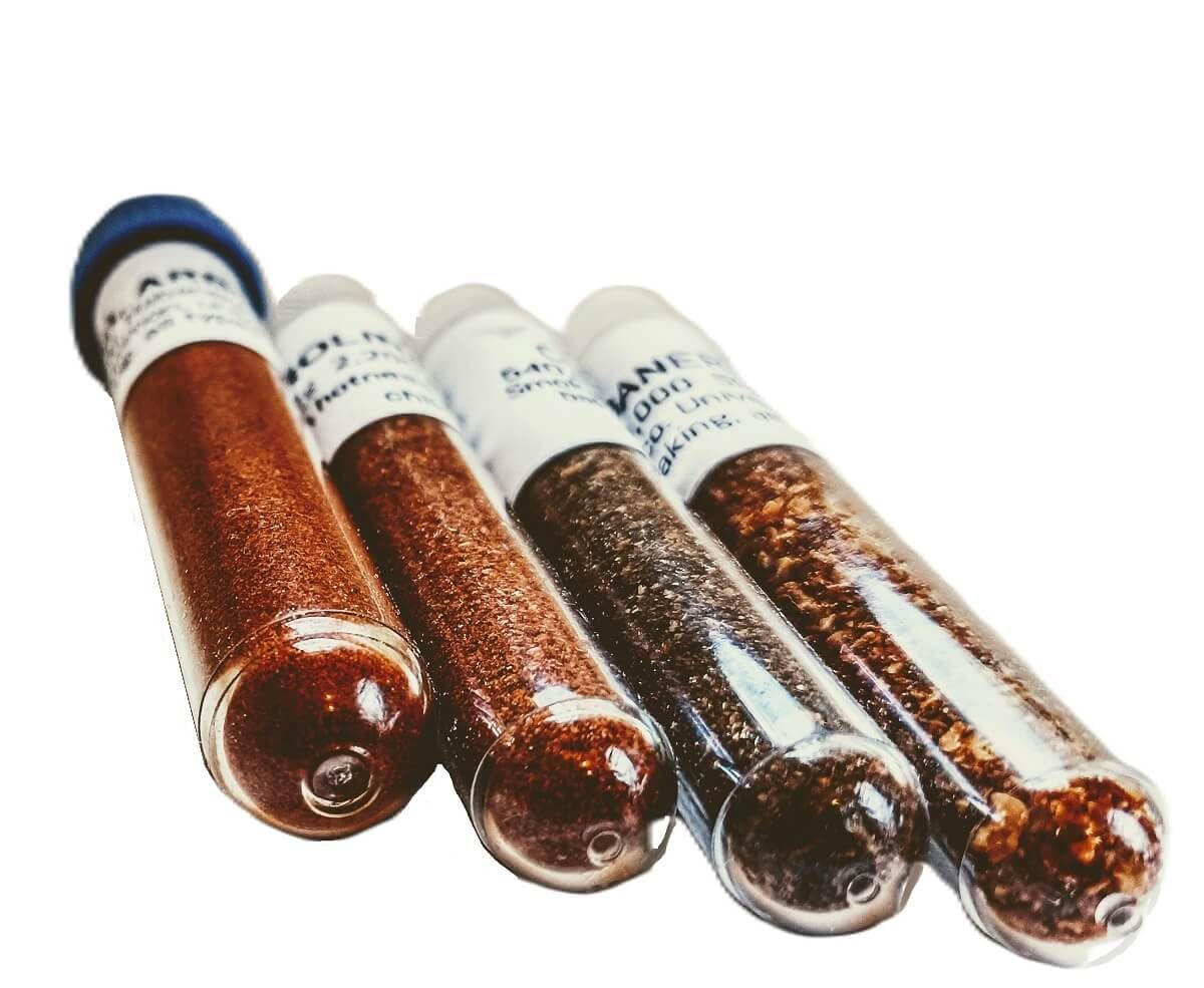 Jaguar, Cioccolato, Carolina Reaper e peperoncino Arbol in un cubo di legno con 4 lampadine 6gx2g+2g+2g.