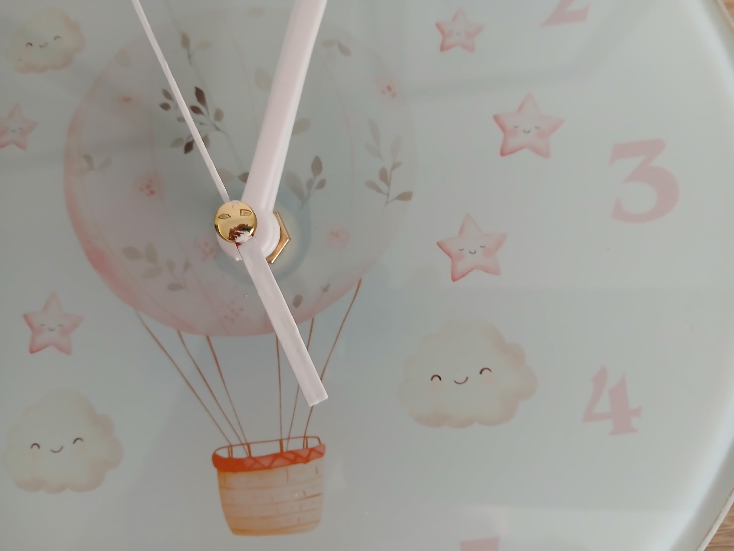 Hübsche rosa Babyzimmer-Wanduhr – 20 cm | leises Quarzwerk | niedliche Kinderzimmer-Dekoration für Mädchen | nicht tickend, einfach aufzuhängen
