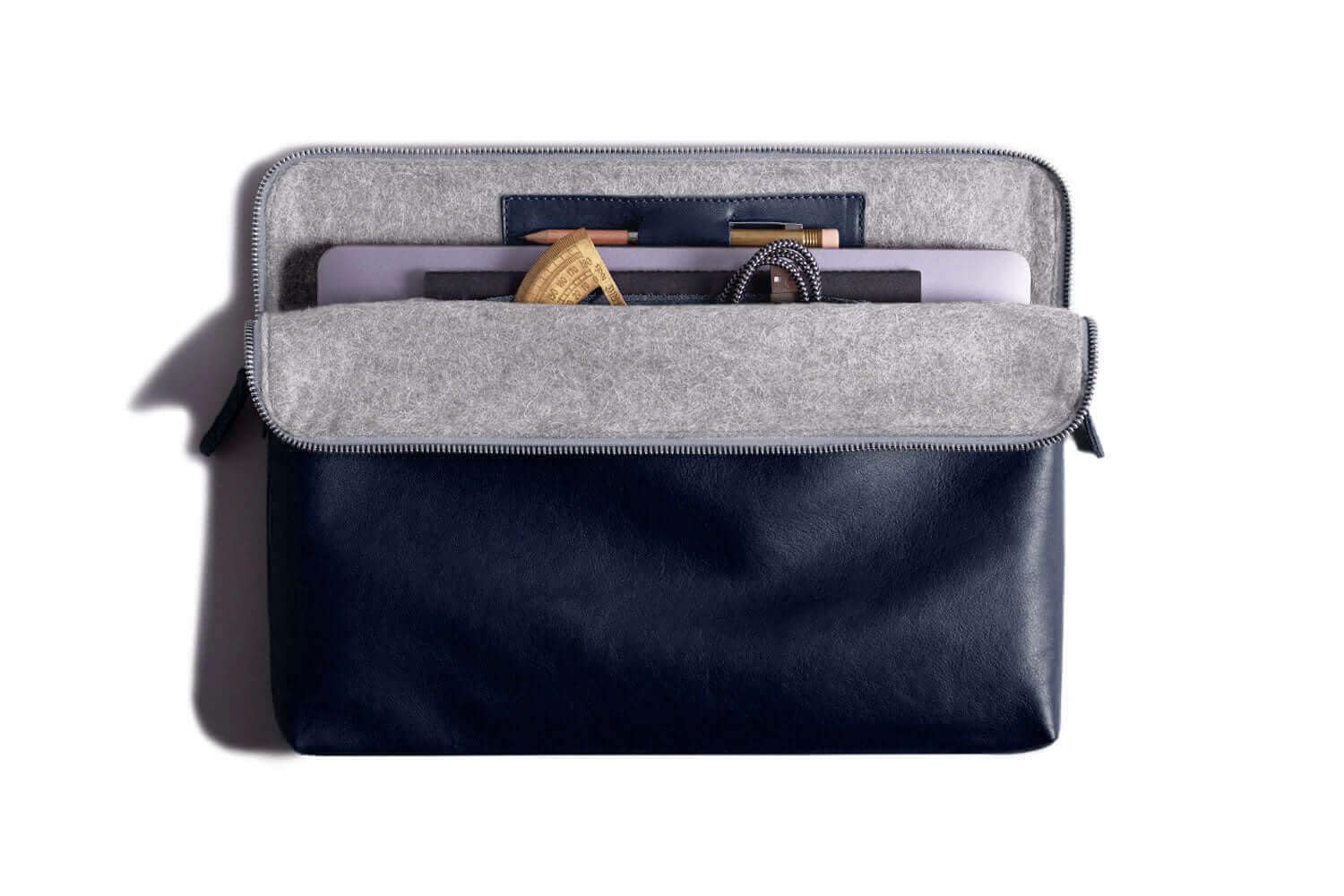 Harber London - Funda de piel para MacBook | Carry-All Compatible con Macbook Pro 14" (M1-2021 / M2-M3 2023 / M4-2024 / M5-2025 / M5 Pro & M5 Max-2026) - NEW | Color Azul Navy