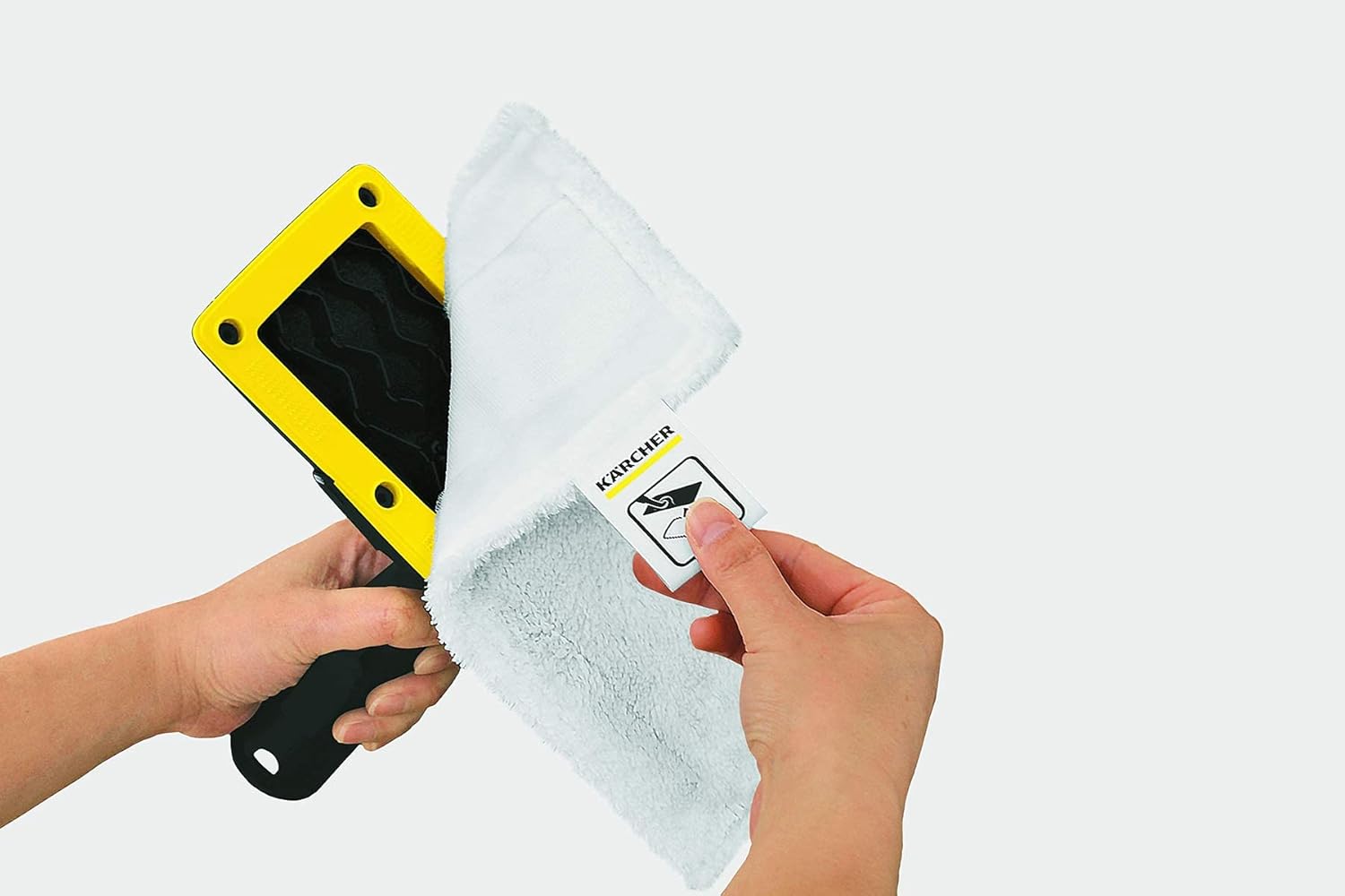Hands detaching a microfiber cleaning pad from the Kärcher EasyFix floor nozzle
