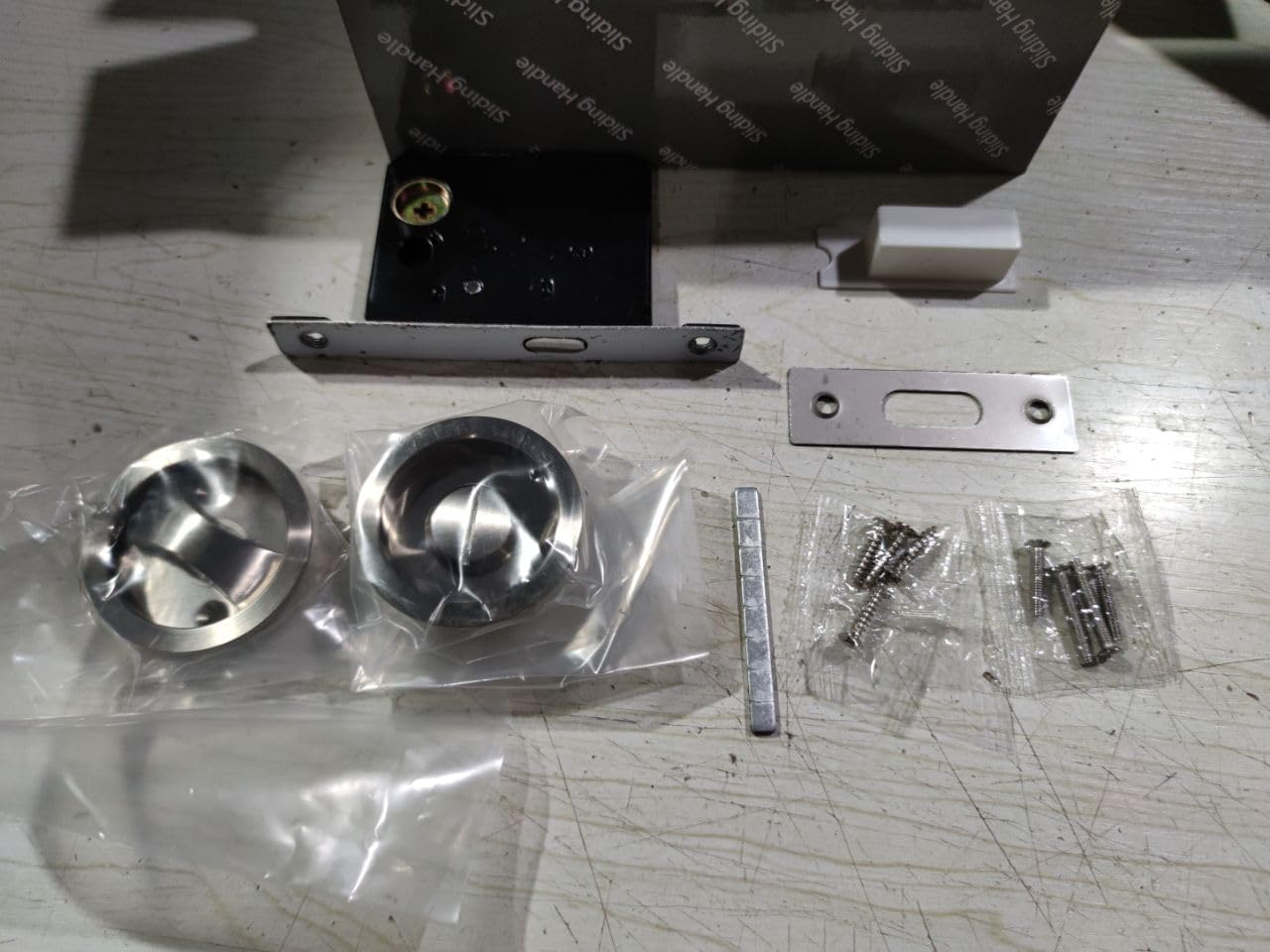 Verrou de porte coulissante avec bouton tournant ergonomique et loquet de sécurité