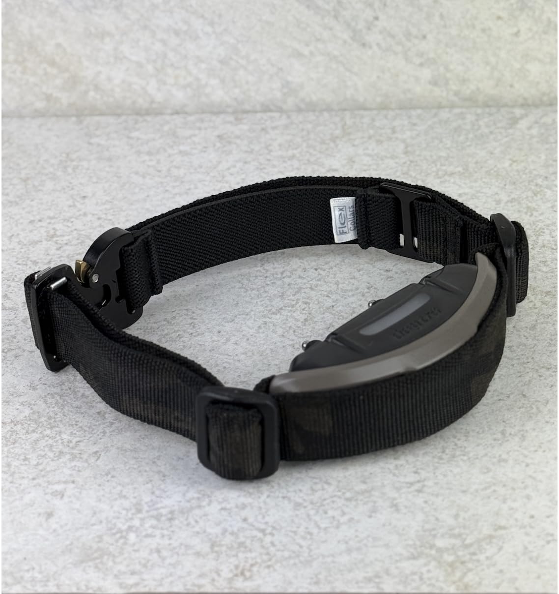 Correa elástica táctica para perros – Se adapta a receptores de 1 pulgada (DogTra 1200/1900/ARC-X o similar) – Hecho a mano en el Reino Unido; Variantes: camuflaje negro × M/L (mediano: cuello 34-41