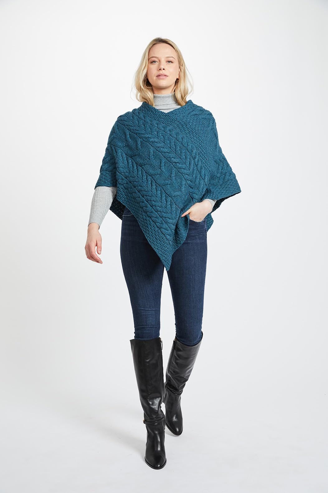 Aran Woollen Mills Poncho en Tricot Irlandais pour Femme Cardigan Triangulaire en Laine Mérinos Supersoft Fabriqué en Irlande