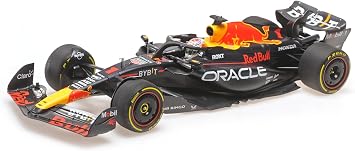 Minichamps Racing RB19#1 Max Verstappen Winner Japanese GP 2023 with Driver Limited Edition to 180 Pieces Worldwide 1/18 Diecast Model Car 110231701
