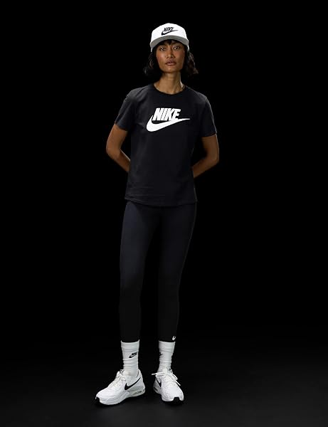 Marca: NIKE NIKE Sportswear Essential - Camiseta de Manga Corta Mujer in use