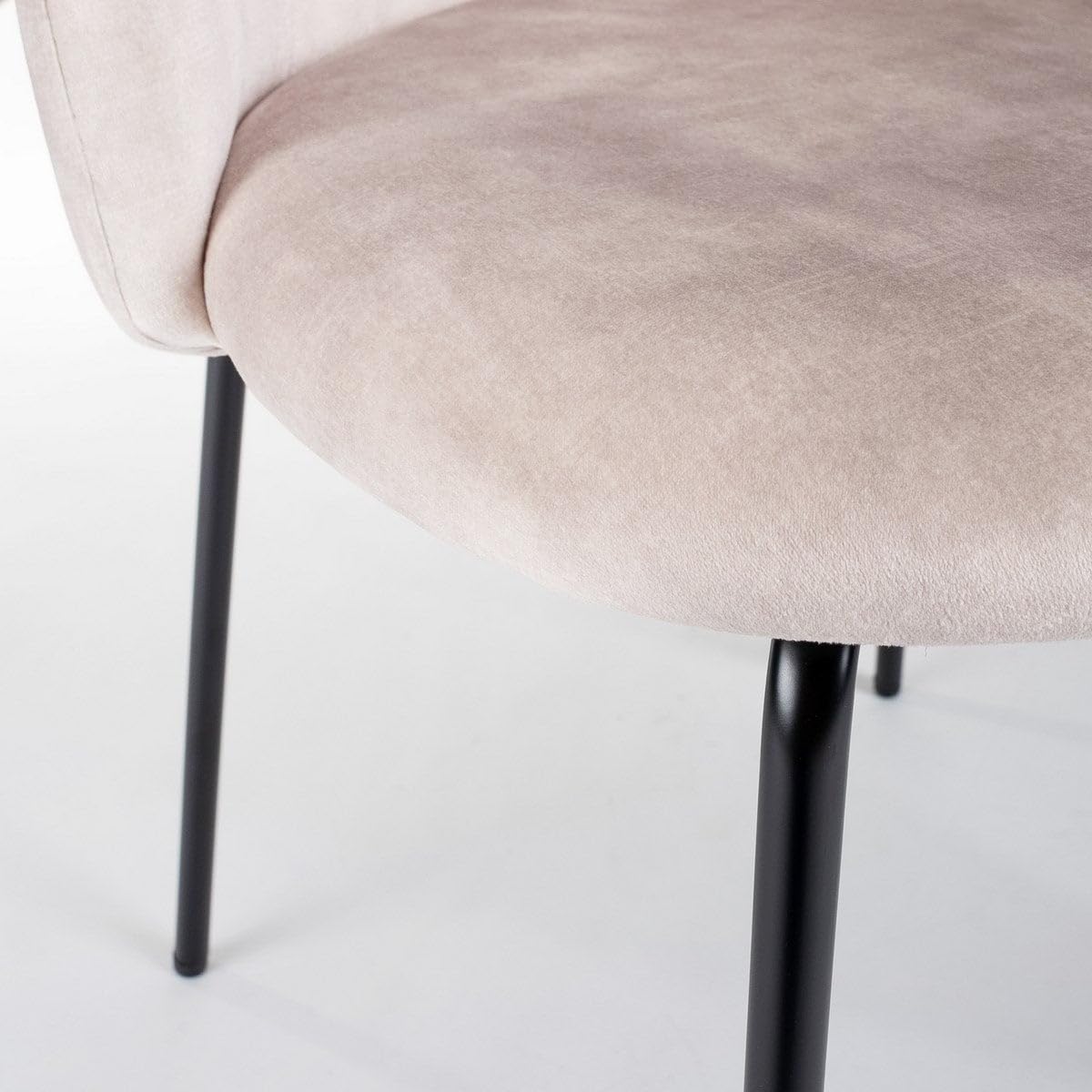 LOLAhome Pack de 4 sillas Gina Ovalo de Terciopelo Beige con Patas Negras | Diseño ergonómico y elegante. Incluye patas niveladoras. Para uso doméstico y hostelería