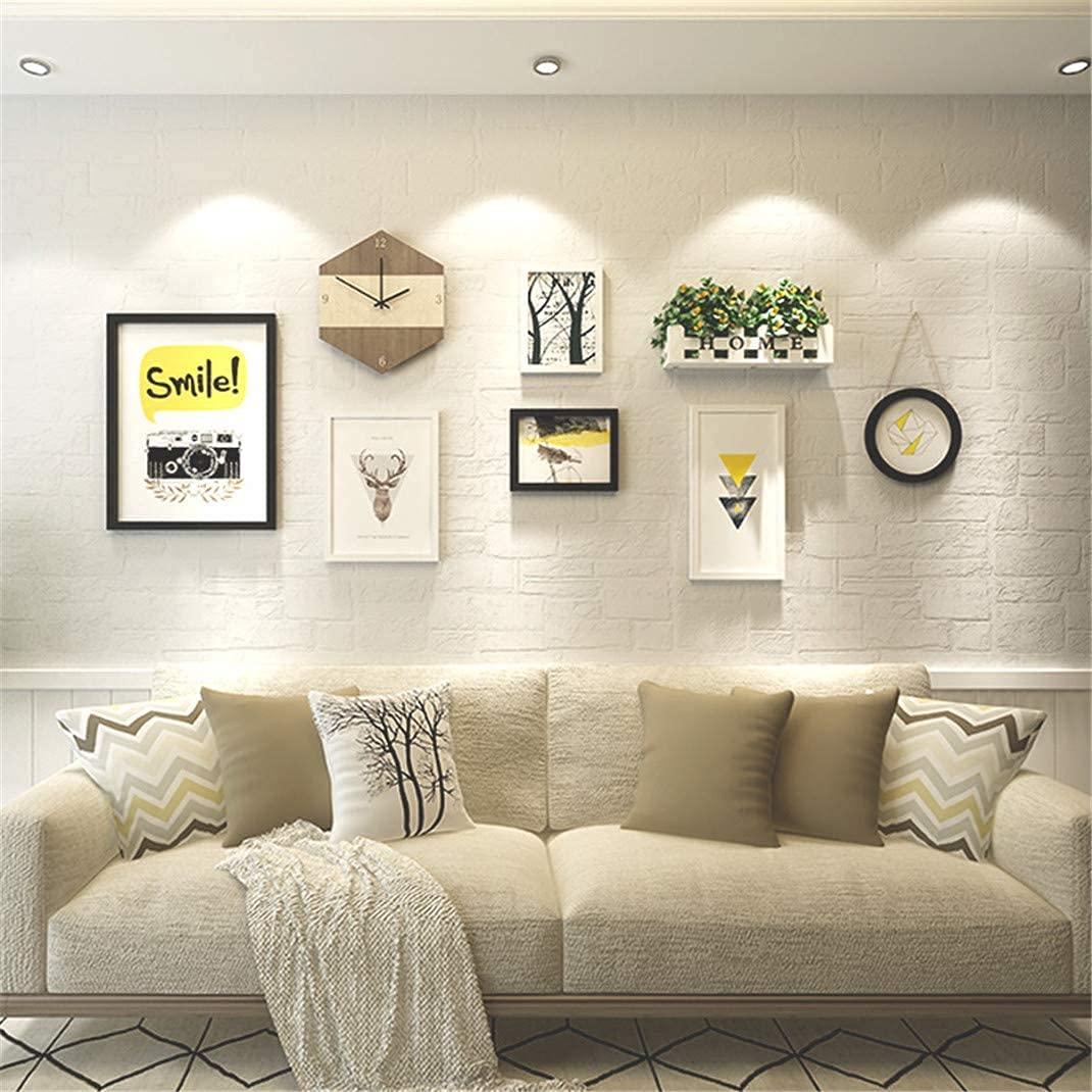Peinture décorative de salon et horloge en bois pour habiller un mur vide