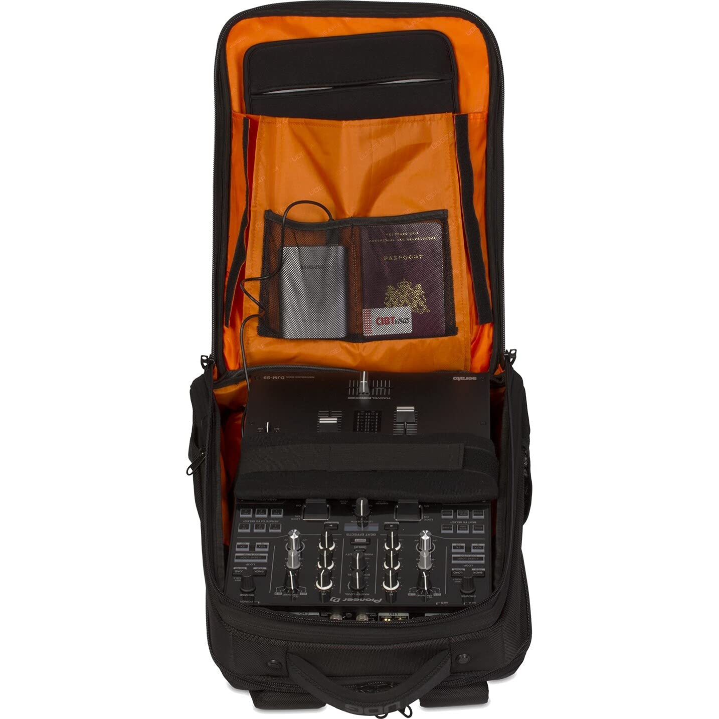 UDG Ultimate Backpack Slim Schwarz, innen Orange (U9108BL/OR) | 17-Zoll-Laptop und Controller in einer Tasche transportieren; wasserabweisendes Nylon; gepolsterte Fächer; Organizer