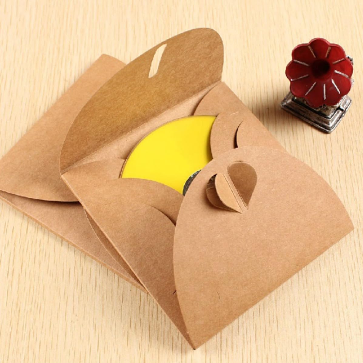 Beavorty DVD and CD Sleeves Envelopes for Organizing and Preventing Scratching 50pcs Kraft Paper Vintage Kraft Paper Disc Storage Cases for Home and Cinema Storage