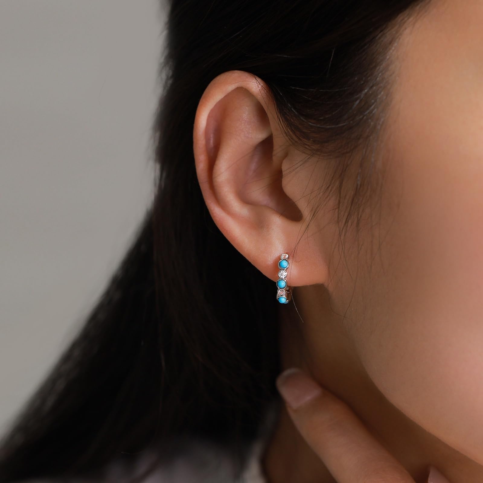 Wycian Pendientes de aro dorados pequeños para mujer con azul turquesa y moissanita, elegantes pendientes de oro para mujer