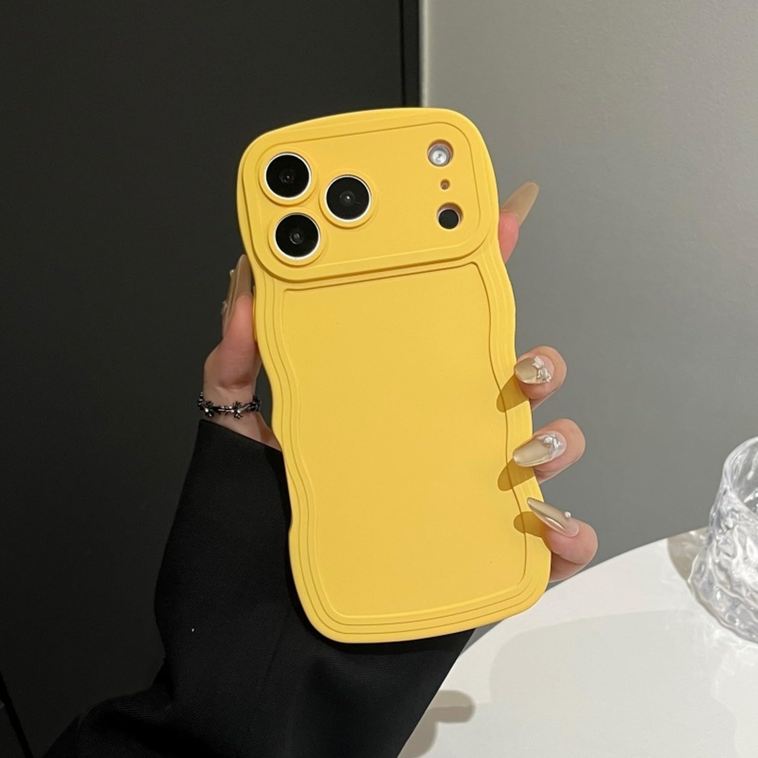Coque iPhone 15 Pro jaune design vague silicone rigide antichoc - 7