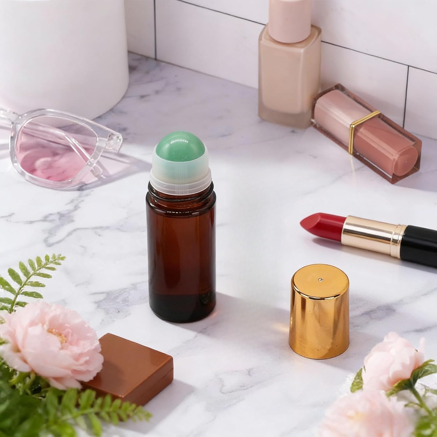 Roll-On 50ml Vuoto (Confezione da 2) in Vetro Ambra con Sfera in Quarzo Rosa e Pietra Verde – Flacone per Olio Essenziale, Deodorante Fai da Te – Include Apriscatole