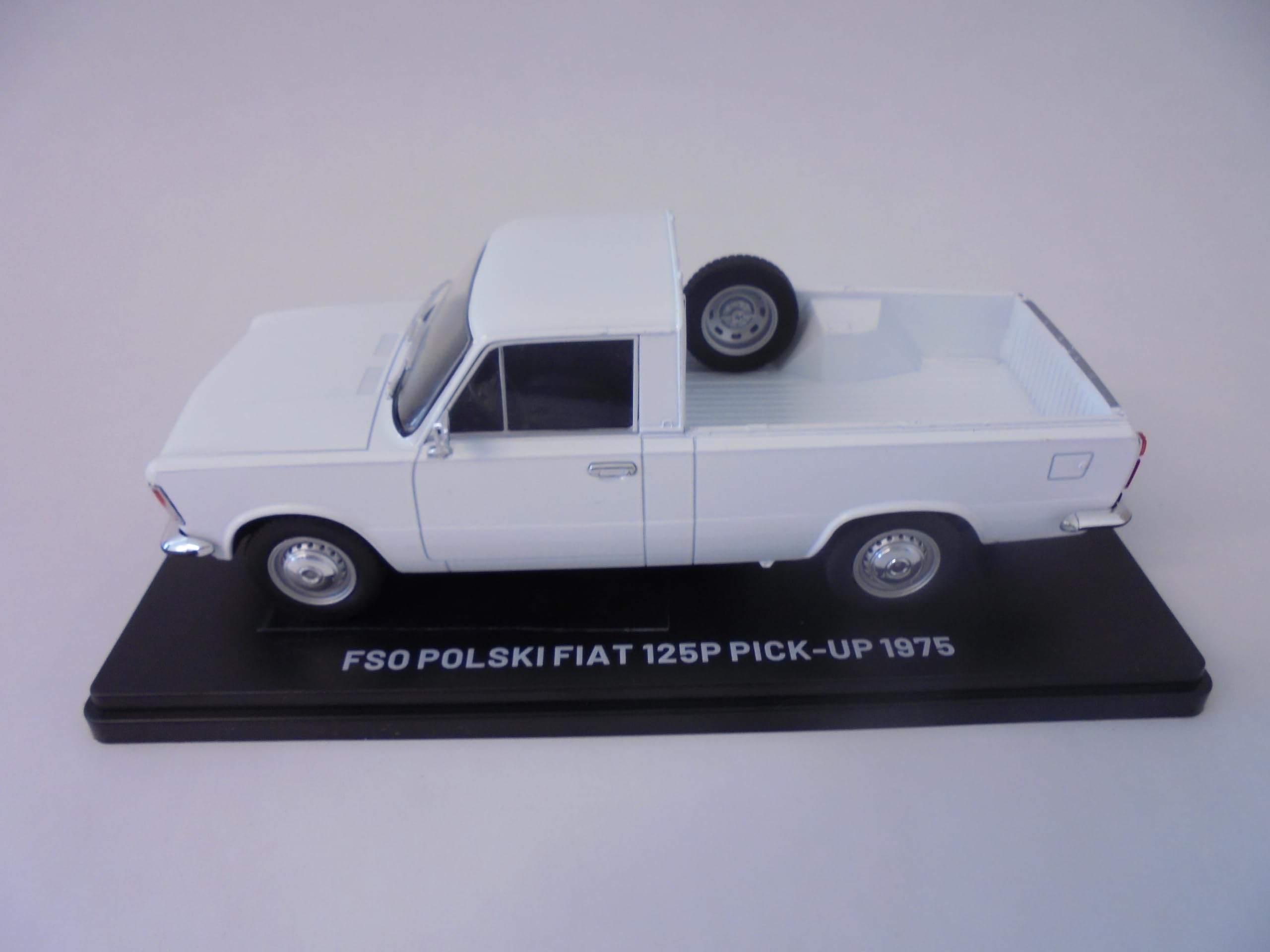 OPO 10 - Collectible model car 1/24 compatible with FSO Polski Fiat 125P Pick-up (1975) VQR52, White - Image 2