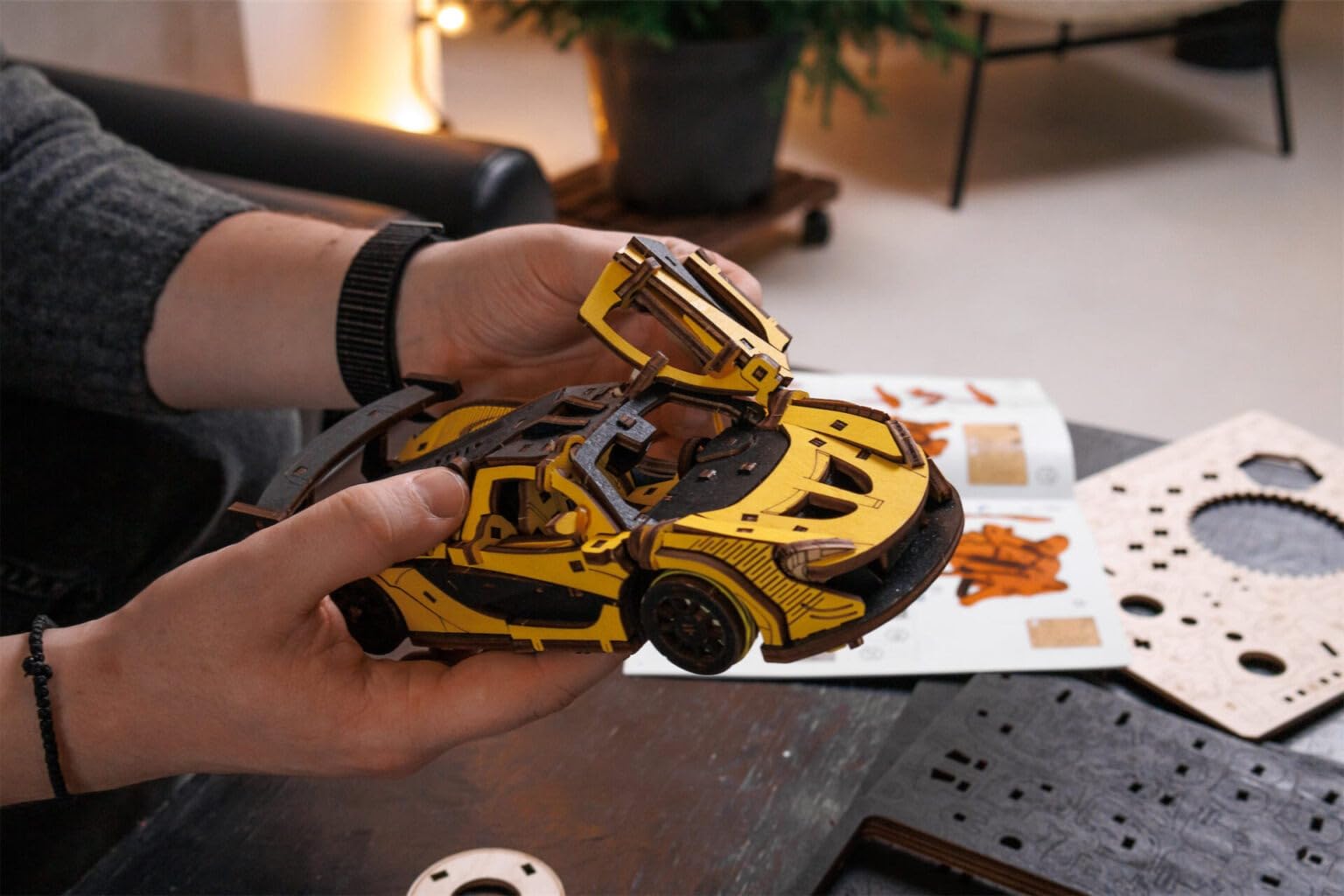 EWA - Puzzle 3D - Voiture de course - Kit de modélisation en bois pour adultes - Avec mécanisme à remonter, roues mobiles et intérieur détaillé - Jouet de voiture en bois - Cadeaux pour adolescents et
