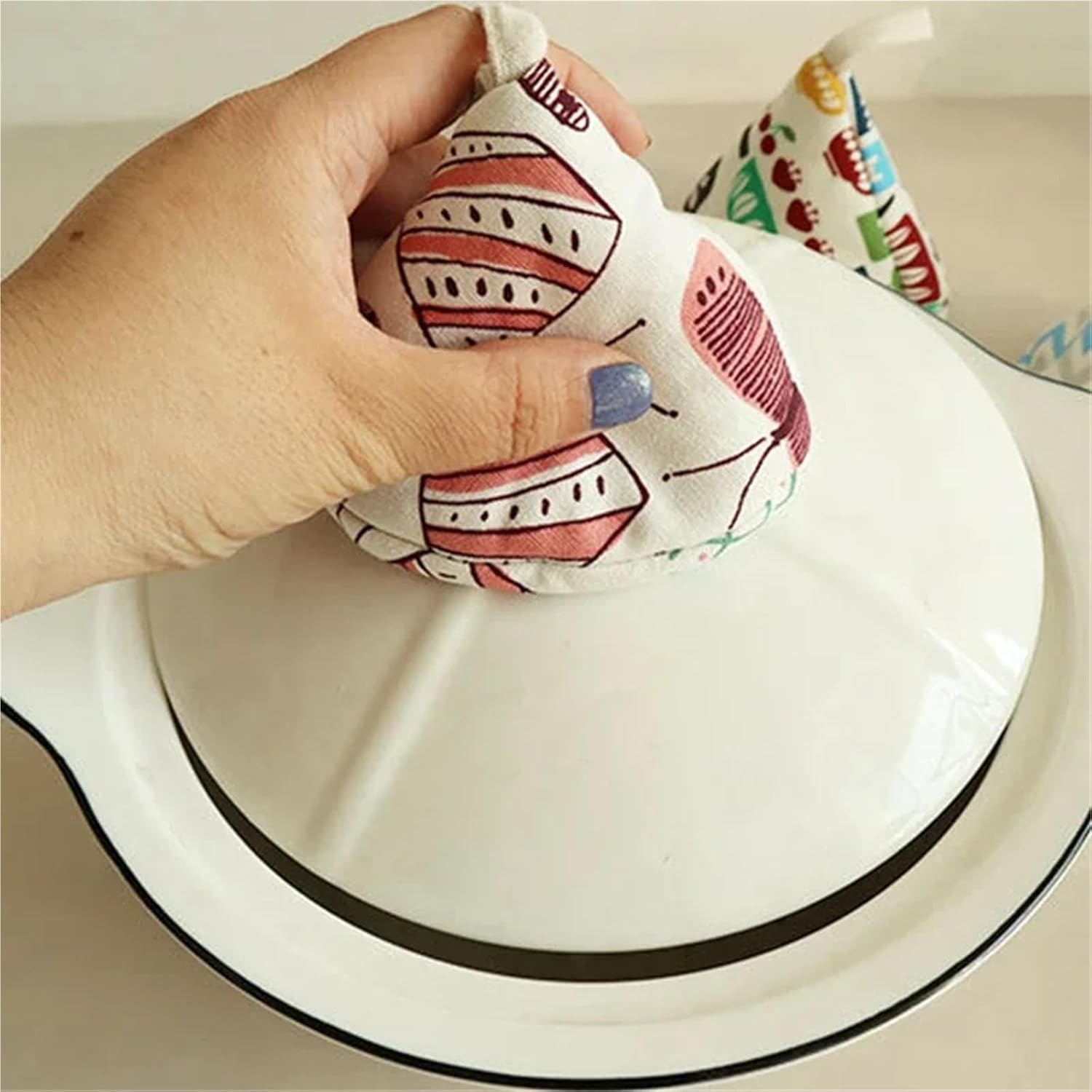 Cotton Triangle Oven Mitt Withstands up to ° Compact Finger Clip for Microwave Hot Dish Handling 9x12cm 1 Piece(Black Cube)