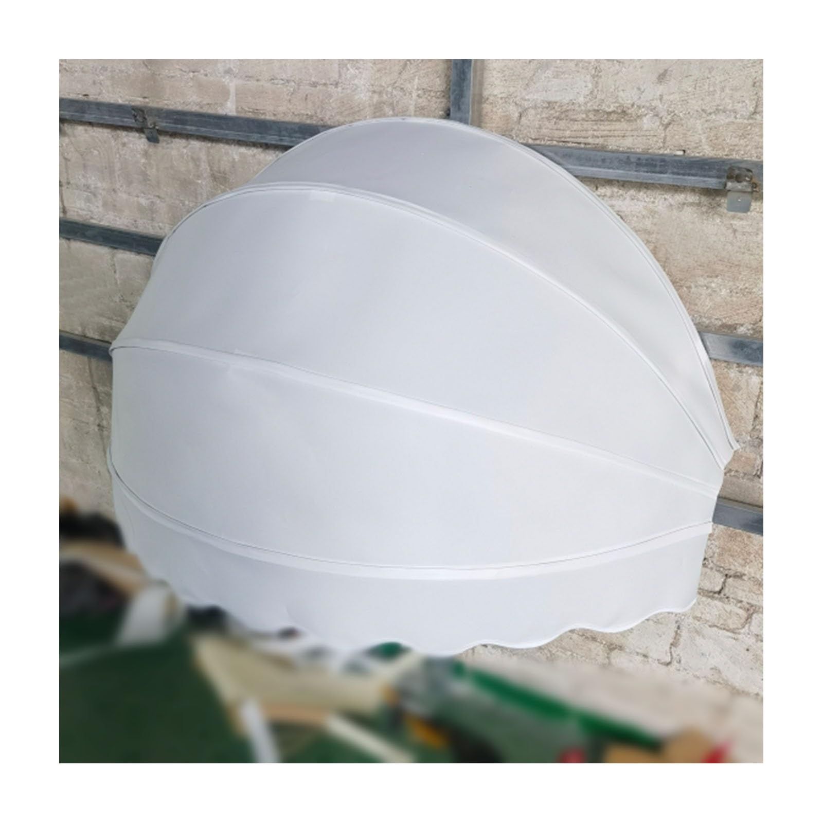Auvent pliable pour terrasse créant un coin d'ombre agréable devant la fenêtre