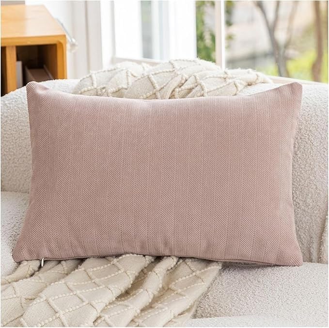 Housse de coussin chenille rose pour un salon boho et cocooning