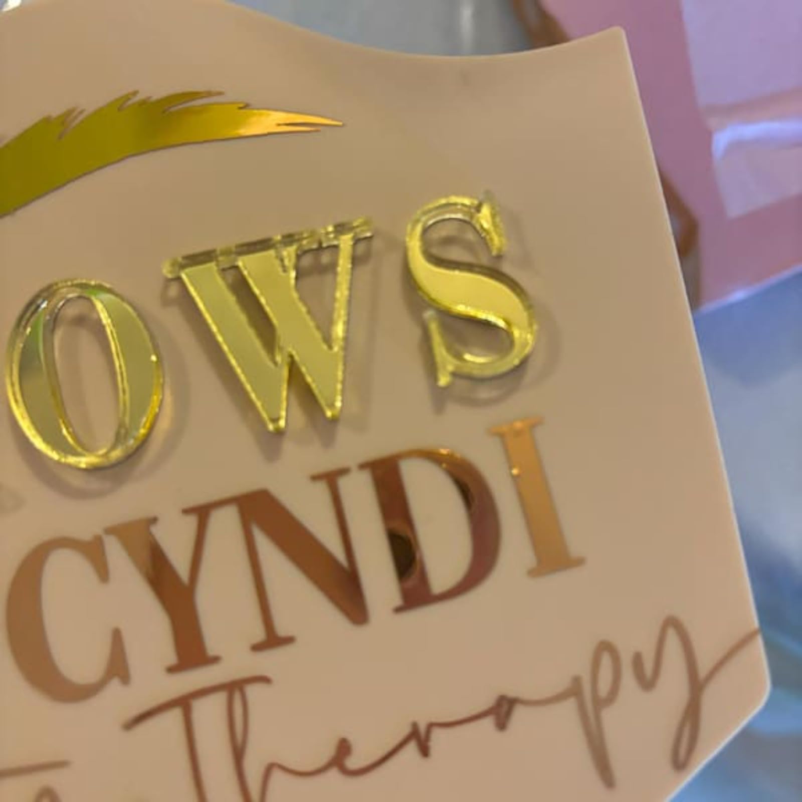 Miroir personnalisé pour sourcils beige : l'accessoire de salon chic