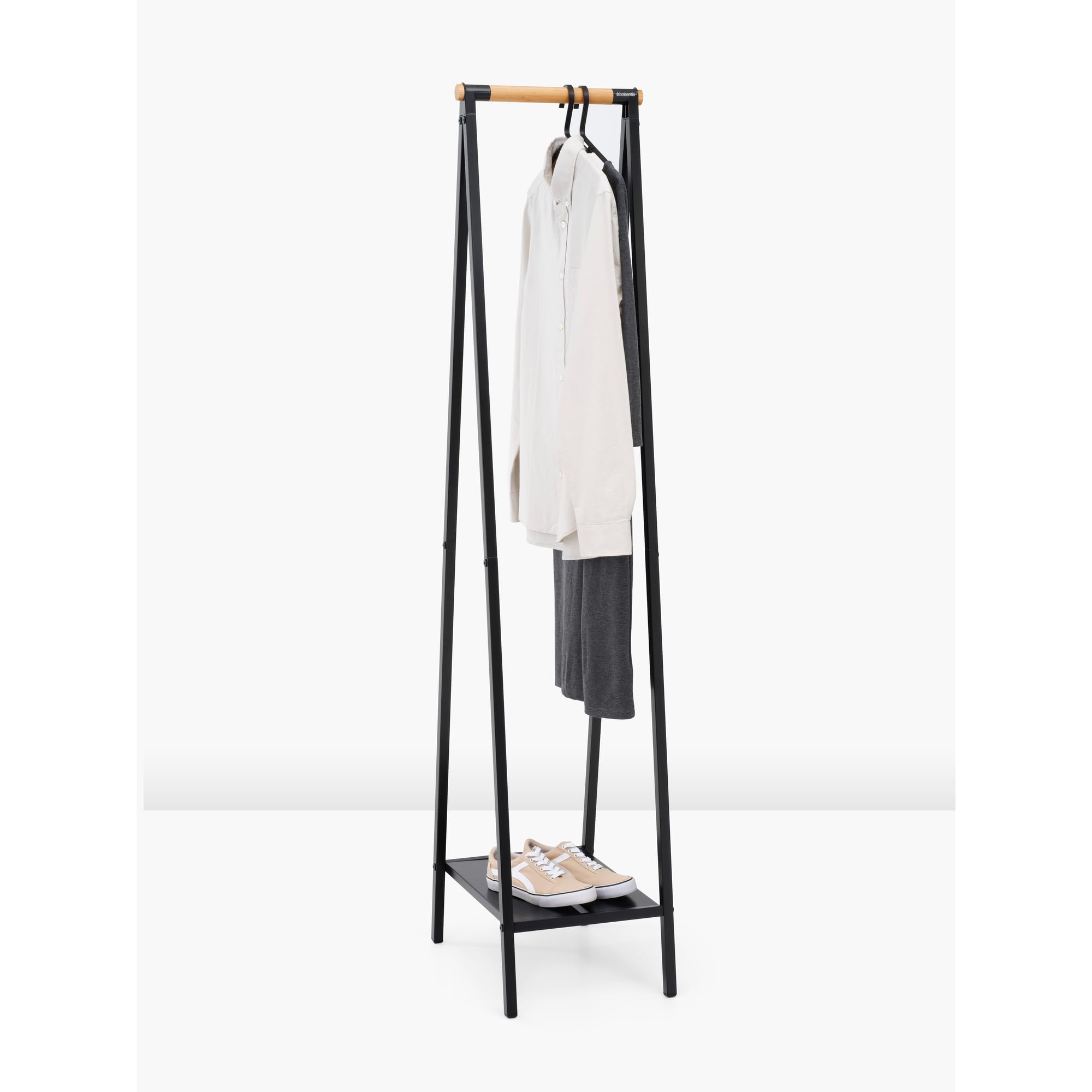Brabantia - Perchero Linn, Compacto - Perchero de pie - Almacenaje de ropa - Para colgar, airear o secar ropa - Robusta estructura de acero y varilla de bambú - 47,6 cm x 34 cm x 170 cm - Negro Mate