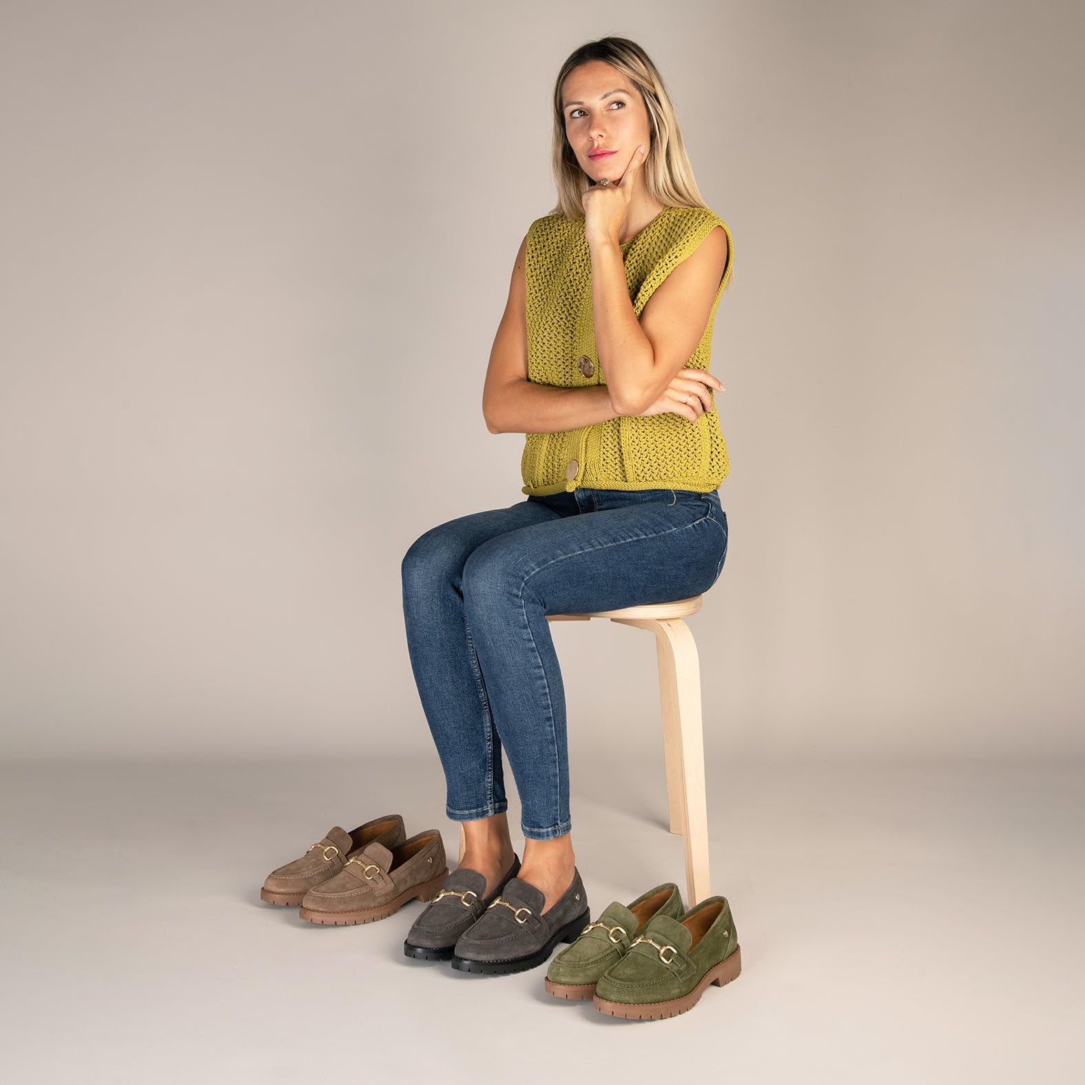 miMaO. Mocasines cómodos de Mujer con Detalle Dorado y Piso Track. Plantilla de Gel. Zapatos de Piel Hechos en España