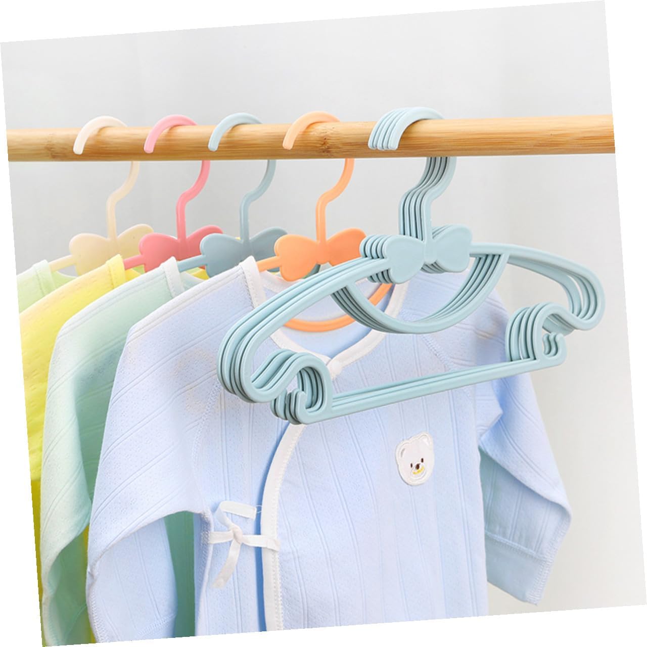 PRETYZOOM 100 Pcs Plastic Clothes Hangers Plastic Hangers for Clothes with Bowknot Design Suitable for Boys and Random Color