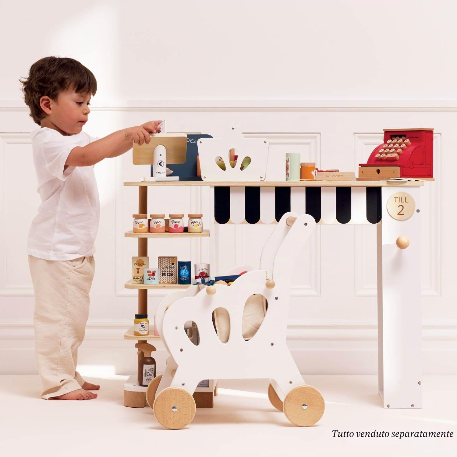 Le Toy Van Gioco educativo in legno cestino spesa e scanner, per bambini dai 2 anni, 13 accessori inclusi, gioco ecologico, Montessori, in legno certificato FSC e colori a base d'acqua