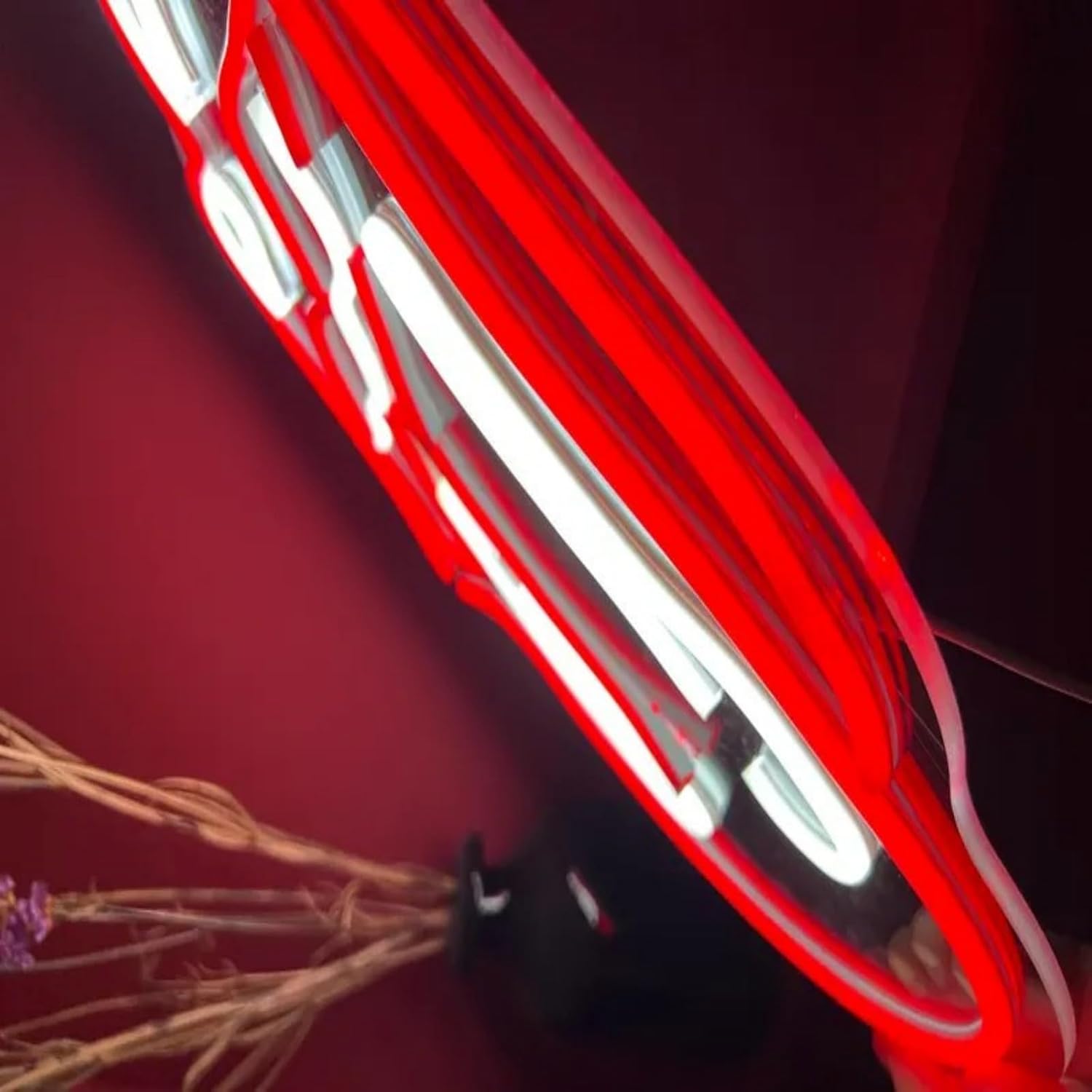 Vintage Lip & Tongue Shape Neon Sign, Unique Design with Distinctive Style, Dimmable LED Wall Light, USB Powered, Customizable Sizes. Ideal for Bars, Bedrooms, Living Rooms, Beauty Salons, Music Studios and More，A Must-Have Gift for Rock Music Lovers and Fashion-Forward Girls
