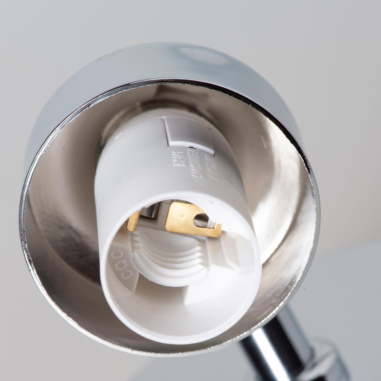 Alpinaluz Aplique de pared para baño con casquillo E14, base metálica cromada y pantalla de cristal blanca mate, diseño elegante y protección IP44 para iluminación suave y uniforme en interiores