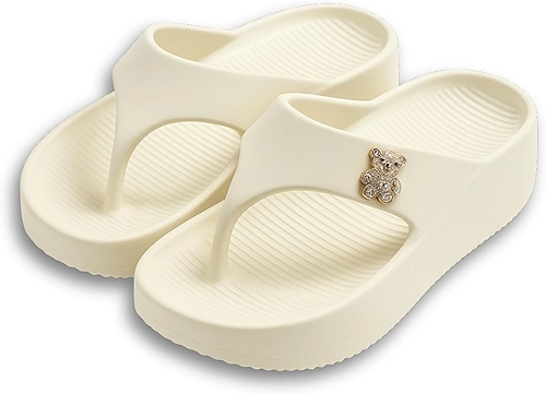 Chinelo Sandália Feminina Nuvem 100% EVA – Leve, Macio e Confortável, Solado Antiderrapante, Pingente Ursinho – Cores: Preto, Rosa, Creme – Numeração 35 ao 40