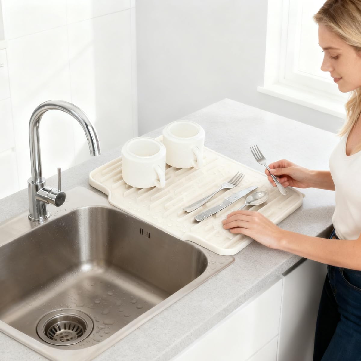Silicone Kitchen Countertop Dish Drying Mat with Water Collection Tray Non-Slip Pad(Beige)