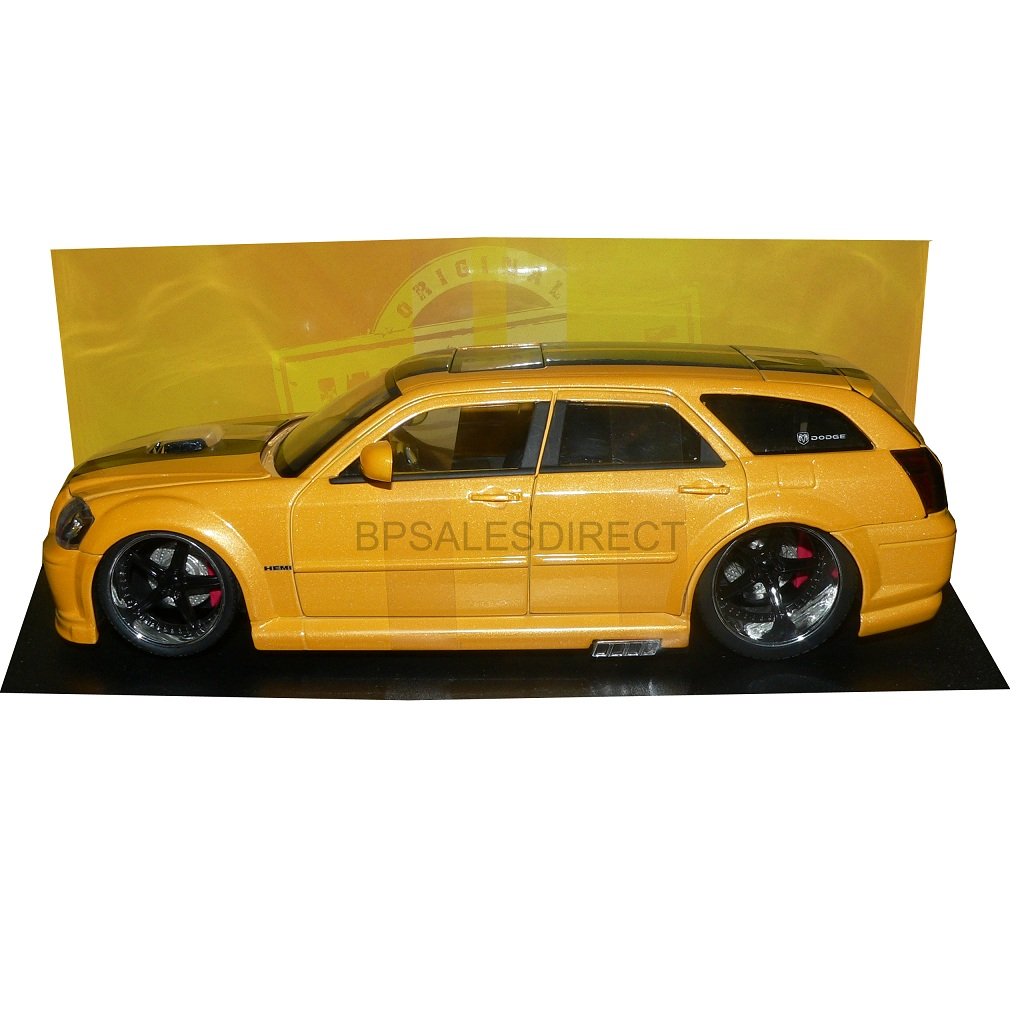 Amazon.com: Jada Toys 1:18 2006 Dodge Magnum RT Diecast 模型: 玩具