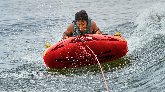 Amazon.com: RAVE Sports Ripper Inflatable Towable Tube, 1-2 Riders