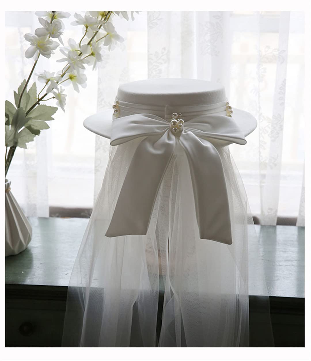 Lmtossey Cappello da Sposa in Raso Bianco Cappello da Cerimonia Nuziale con Fiocco Grande Perla Cocktail Party Elegante Fascia Fedora Velo Lungo Cappello da Sposa in Rete Tiara