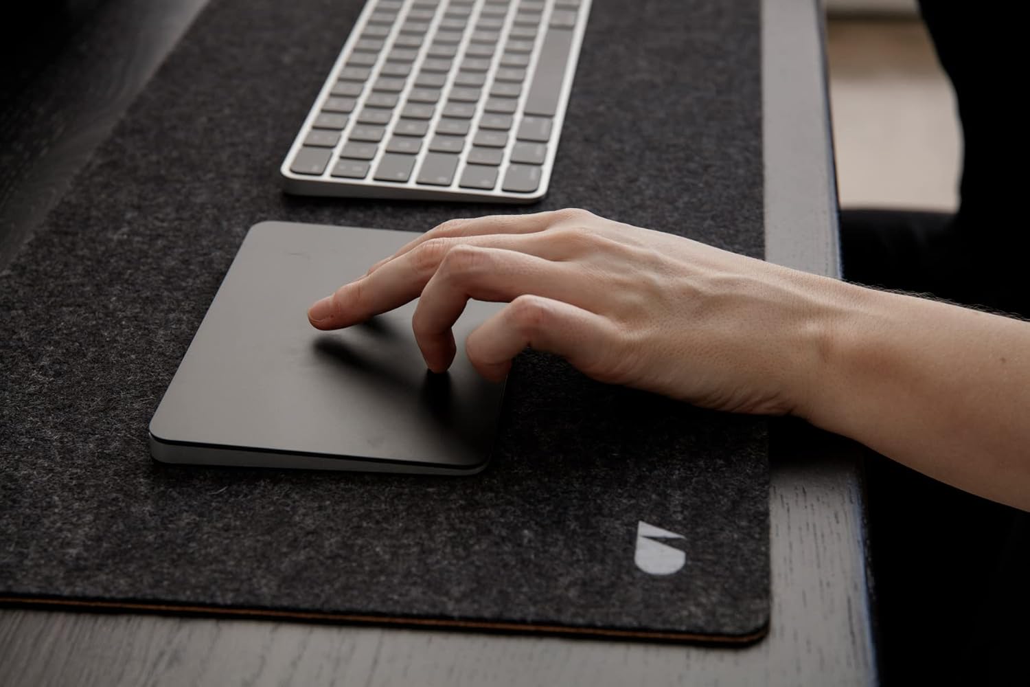 Oakywood Craft 100% Merino Wool Felt & Cork Desk mat – Sustainable, Handmade Wool Felt Desk pad with Cork Base for Comfort and Stability – 100% Merino Wool & Cork – Anthracite 62x30cm (24.41x11,8 in)