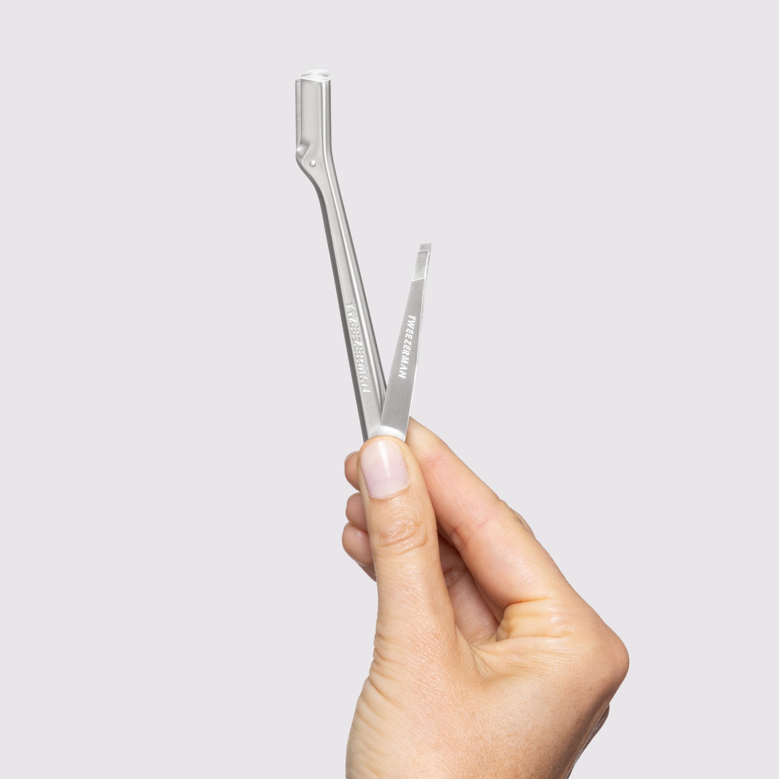 TWEEZERMAN Set de afeitadora de cejas con mini pinza inclinada (Mini Slant Tweezer & Brow Razor Set), plateado