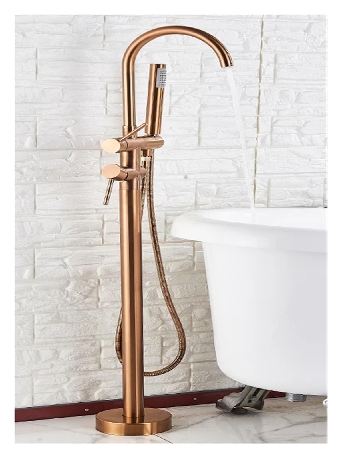Robinet de sol rose gold pour baignoire ronde : une parenthèse de douceur