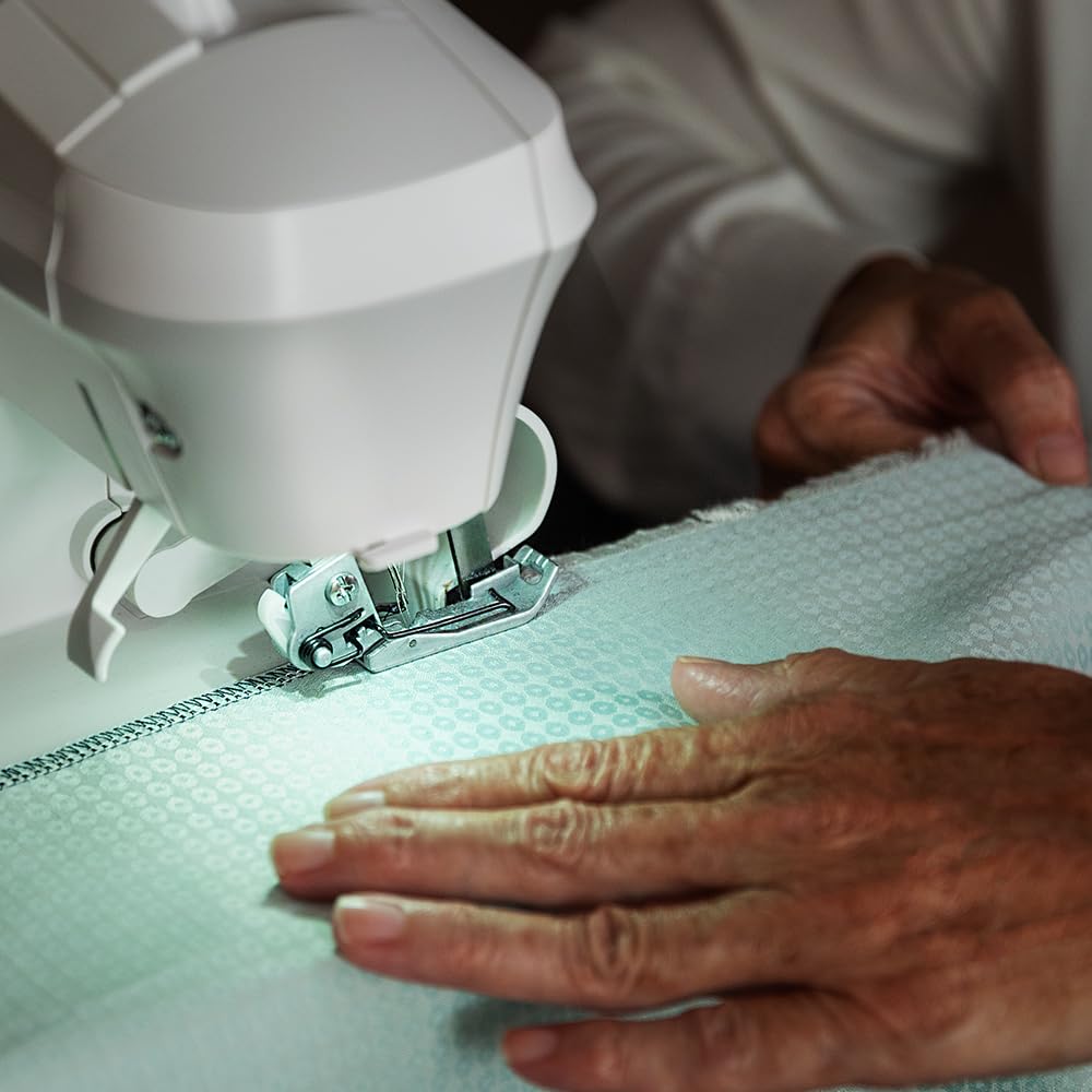 Cecotec Machine à Coudre Bellecouture Overlock, Vitesse 1100 tr/min, Pression du Pied-De-Biche Réglable, Entraînement Différentiel, Fonctions de Point à 4 Fils et Kit d'Accessoires